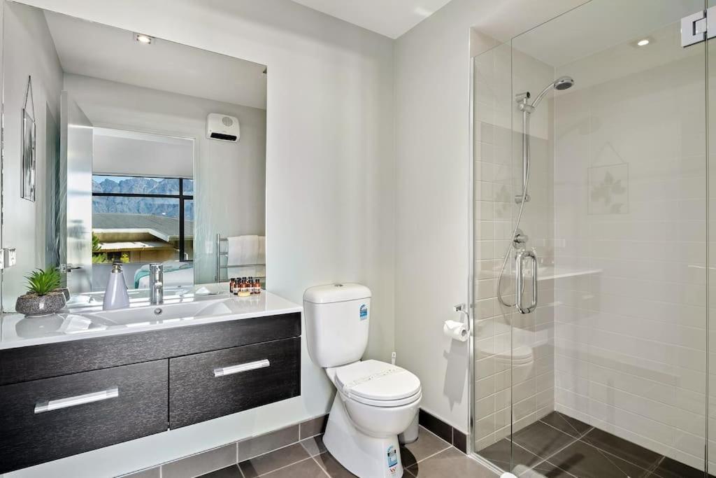 Toru - Eclectic Apartment With Delightful Lake Views Queenstown Exterior foto